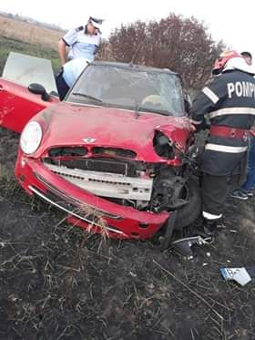 Accident rutier pe autostrada A1. Șoferiță inconștientă, descarcerată de pompieri