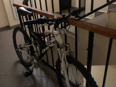 Sub control judiciar după ce a furat două biciclete de pe scara unui bloc