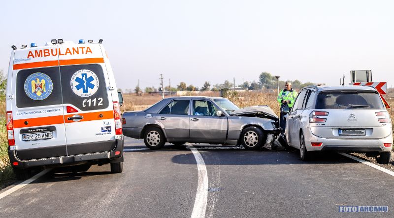 Accident rutier pe drumul de la vamă, spre Oinacu. Două persoane sunt rănite