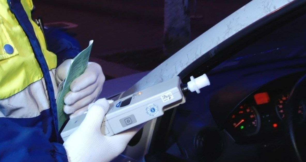 Prins sub influența alcoolului, cu permisul suspendat și cu autoturismul neînmatriculat