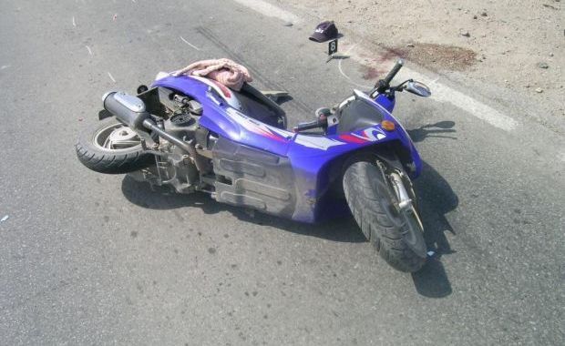 Un tânăr băut care se deplasa pe un moped a accidentat un pieton