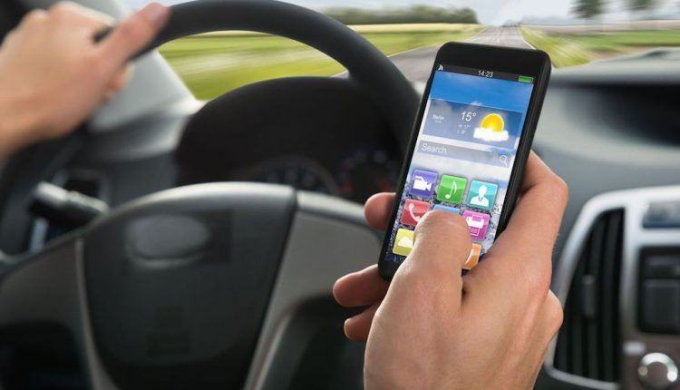De mâine, șoferii prinși cu telefonul mobil la volan rămân fără permis!