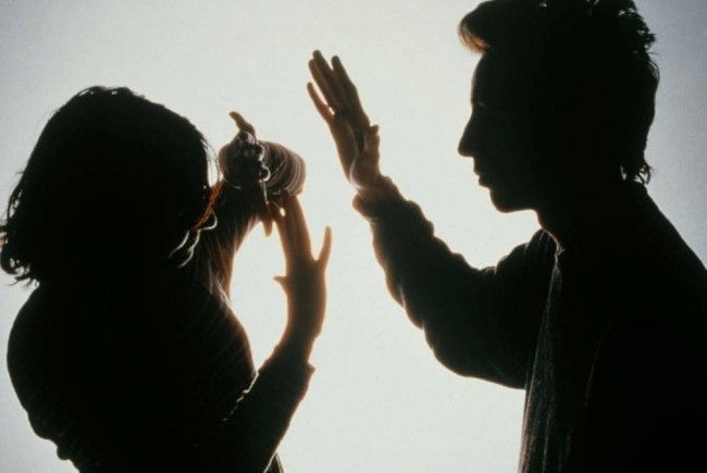 Un bărbat este cercetat de polițiști după ce și-a agresat mama