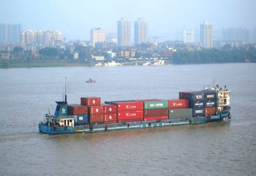 Tone de motorină, confiscate în urma unor controale la nave comerciale și de transport persoane