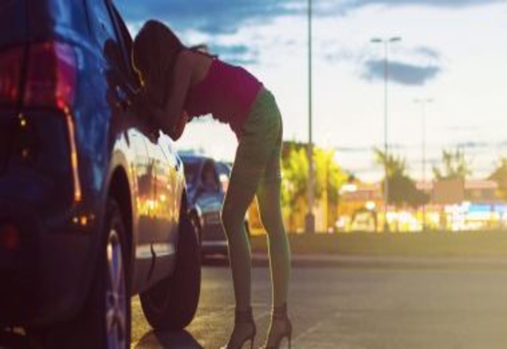 Percheziții în Giurgiu! Încă o rețea de proxeneți care ducea prostituate în Anglia, prinsă!