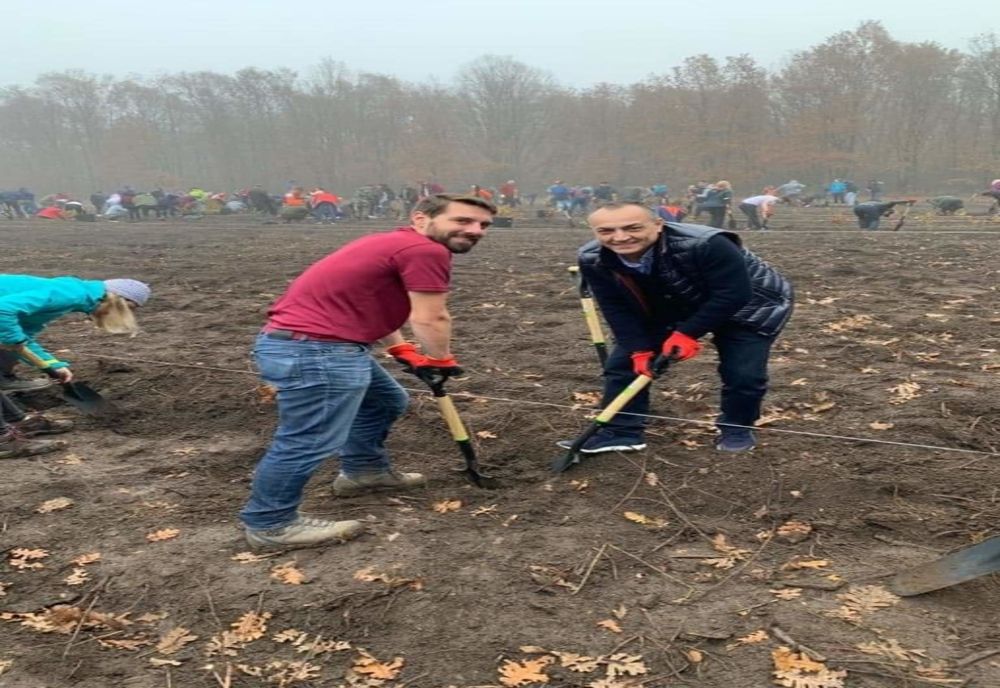 Principele Nicolae a ieşit la plantat copaci. Nu a fost singur, ci însoţit de soția lui şi sute de voluntari