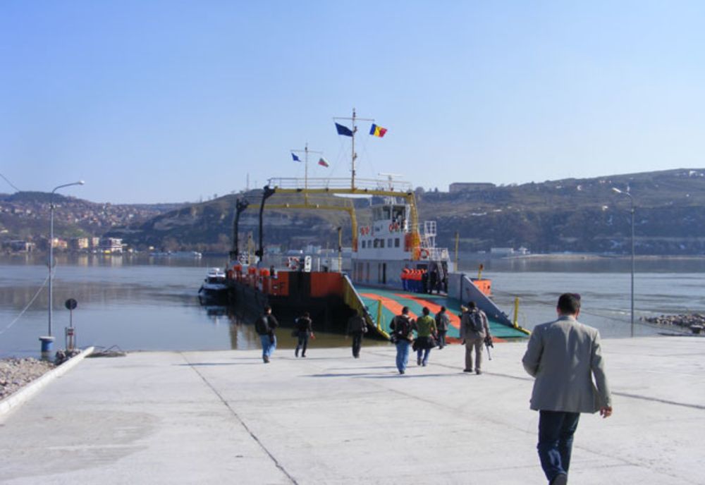 Traficul cu bacul prin Punctul de Trecere a Frontierei Turnu Măgurele a fost reluat