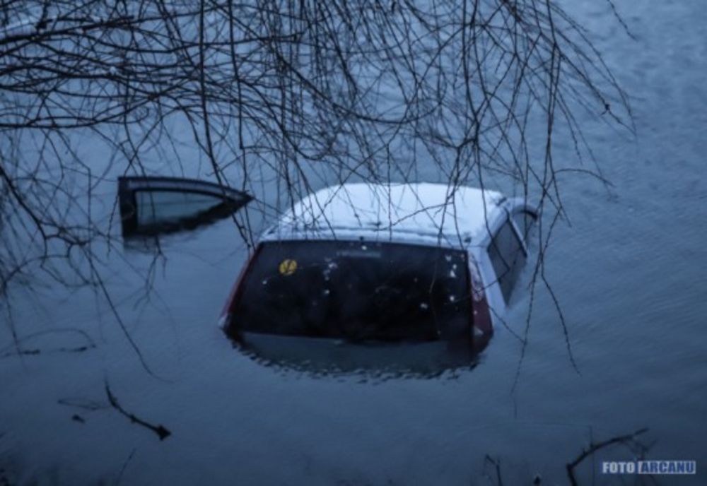 O mașină a căzut într-o baltă. Pasagerii s-au autoevacuat