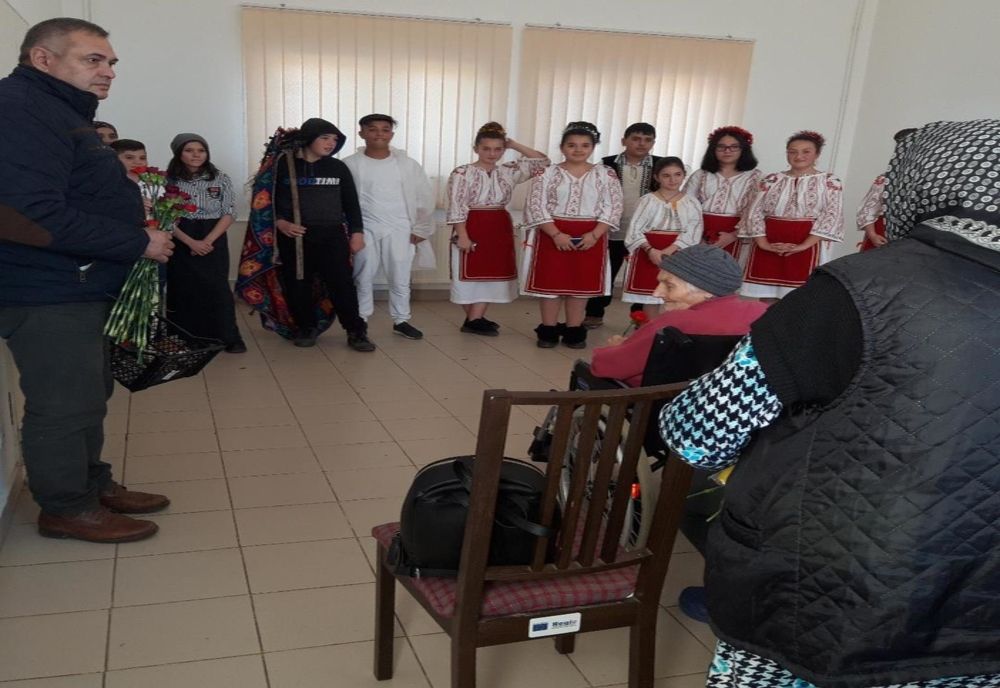 Daruri și colinde pentru persoanele instituționalizate în căminul din Oncești