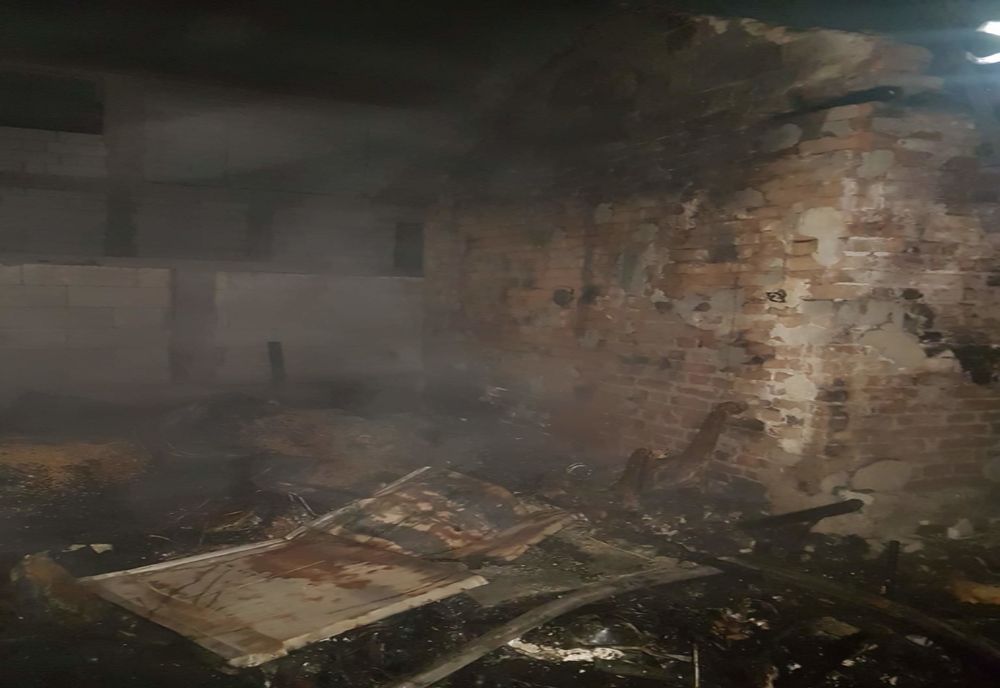 Casă din localitatea Mihai Vodă, cuprinsă de flăcări