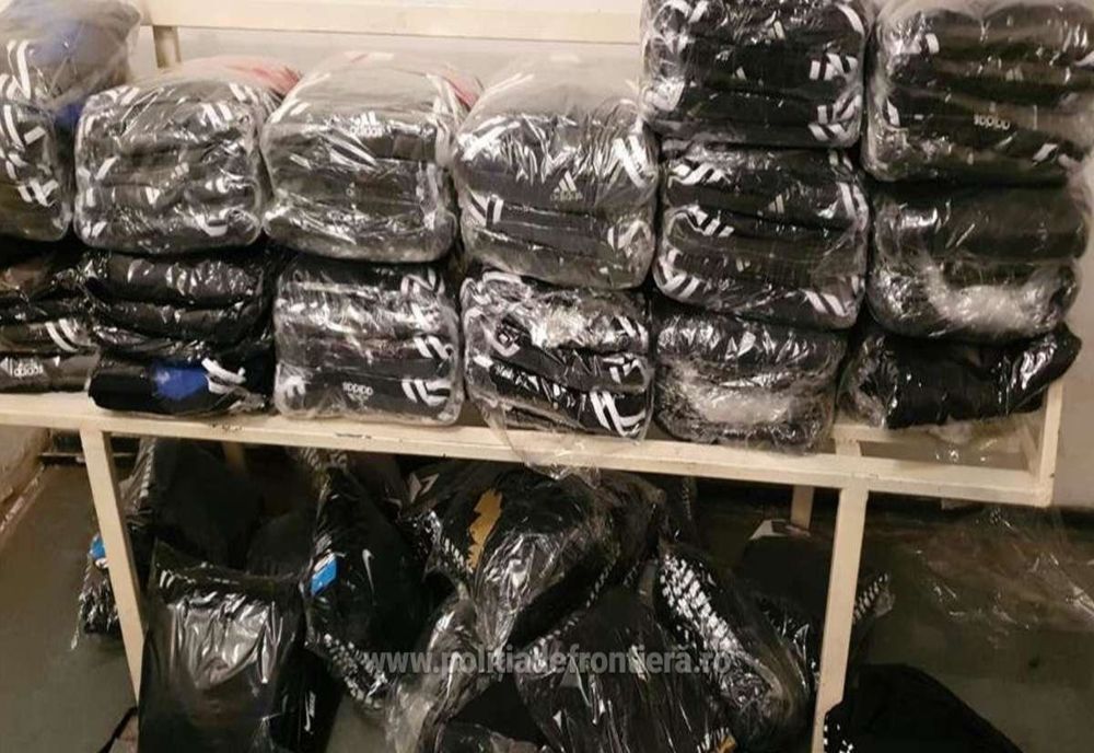 Textile, încălţăminte şi parfumuri, susceptibile a fi contrafăcute, descoperite de polițiștii de frontieră giurgiuveni