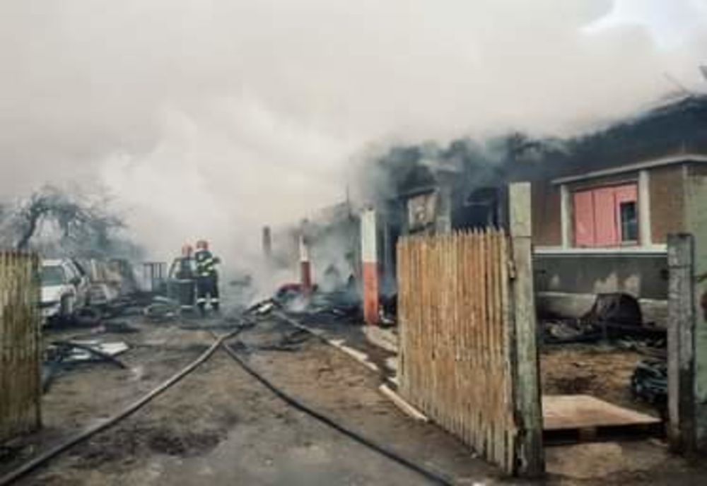 Trei frați din Săbăreni au vrut să aprindă focul în sobă dar au dat foc la casă