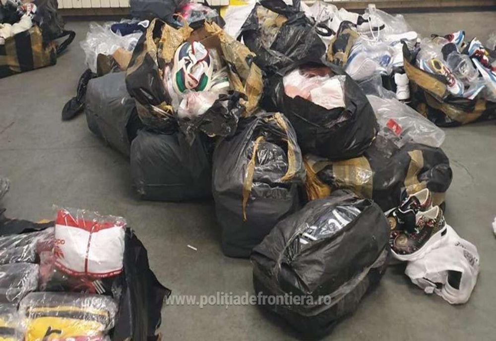 Textile și încălțăminte, susceptibile a fi contrafăcute, confiscate la Punctul de Trecere a Frontierei Giurgiu