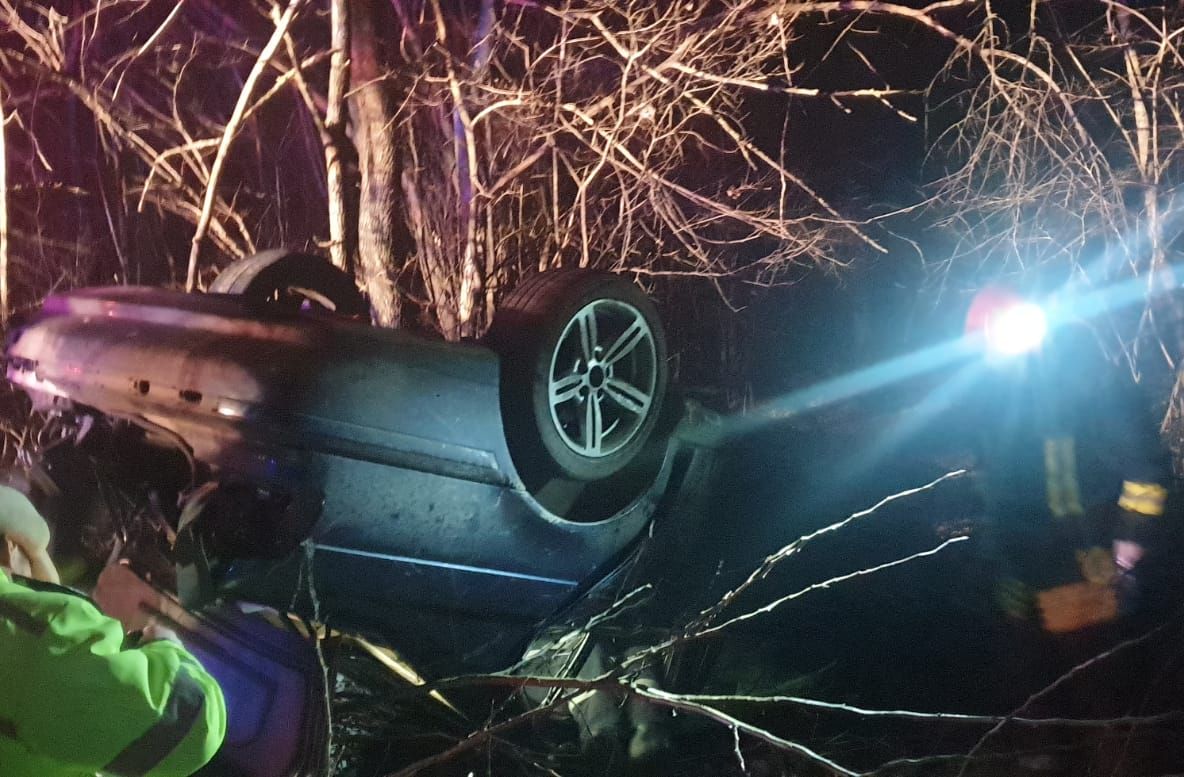 O mașină s-a răsturnat pe DN5. Șoferul nu avea permis de conducere