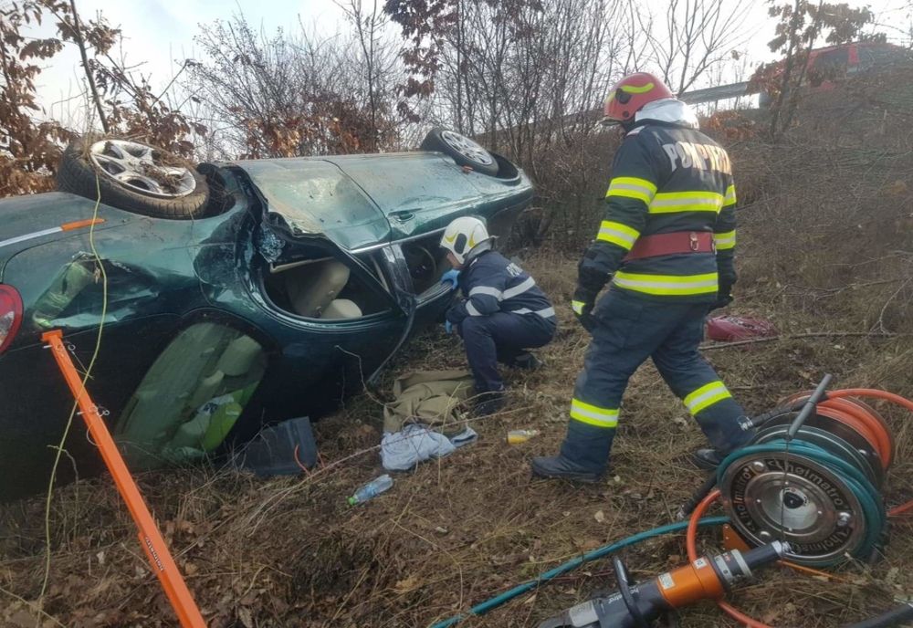 Un autoturism s-a răsturnat pe DN 6. Două persoane au fost rănite