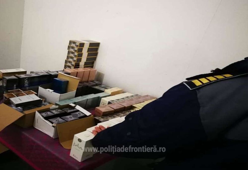 Textile, încălțăminte și parfumuri, susceptibile a fi contrafăcute, descoperite la P.T.F. Giurgiu