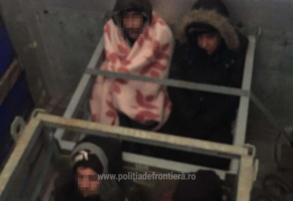 Patru cetăţeni din Irak şi unul din Siria ascunși într-un camion cu butelii, depistaţi la Punctul de Trecere a Frontierei Calafat