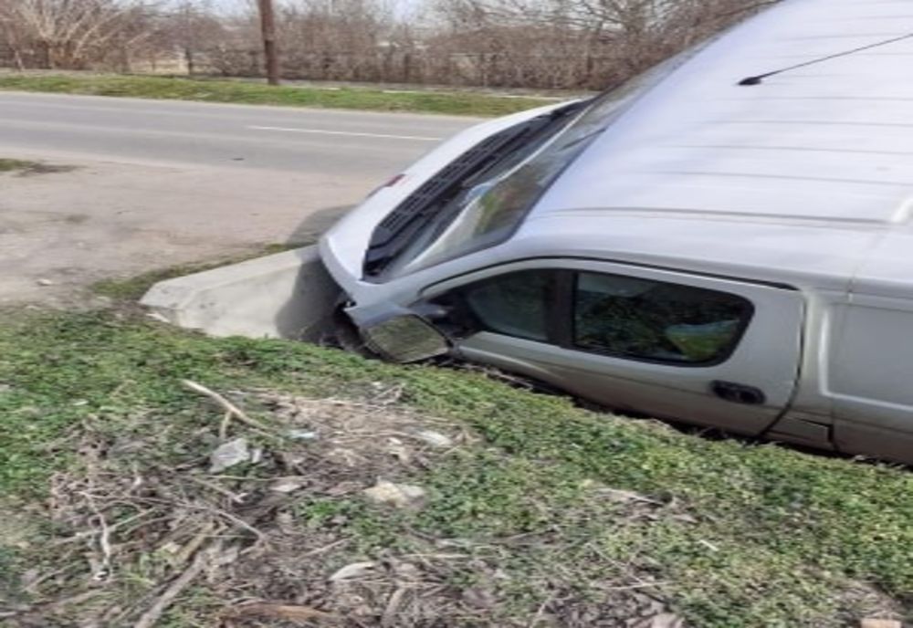 Un tânăr de 20 de ani a ajuns la spital după ce a intrat cu mașina într-un cap de pod