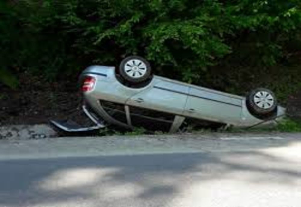 Minor de 16 ani, a condus un autoturism, iar pe fondul altor preocupări la volan, s-a răsturnat în afara părții carosabile