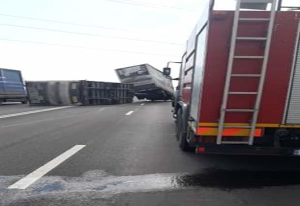 Circulație pe un singur fir, pe DN 5, după ce un tir s-a răsturnat din cauza vântului