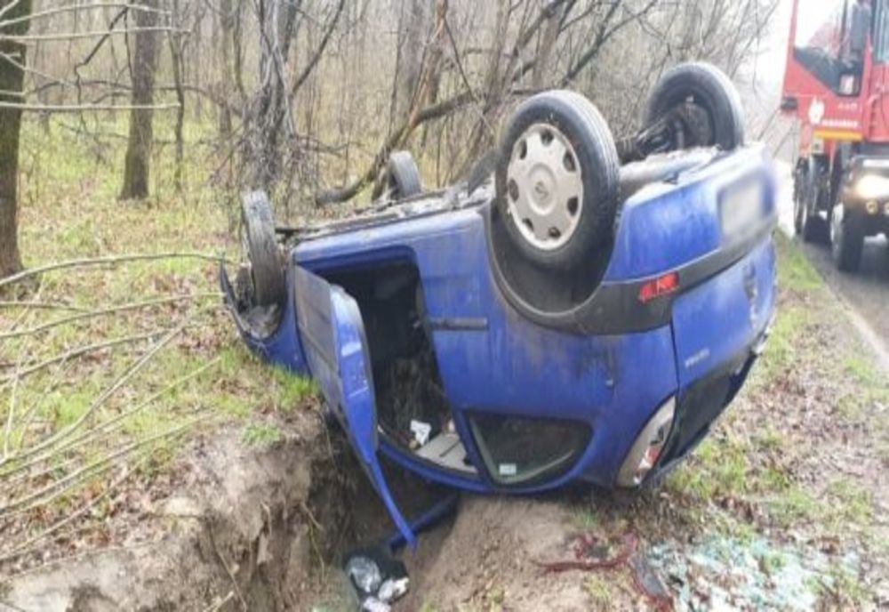 Șofer rănit după ce s-a răsturnat cu mașina, la Hulubești