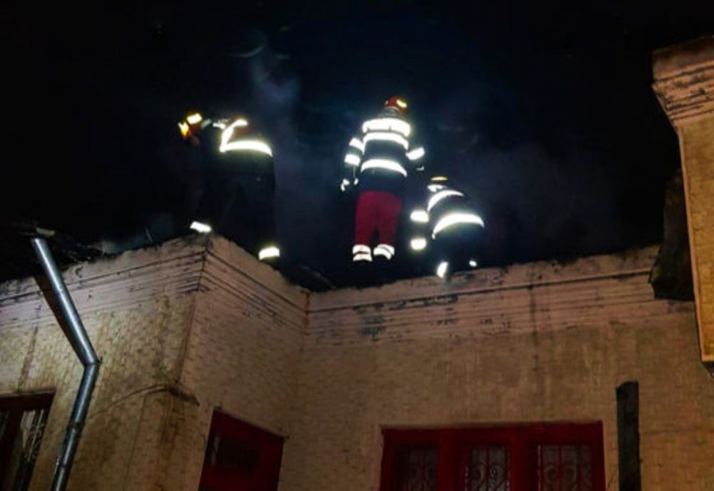 Casă din localitatea Comana, mistuită de flăcări