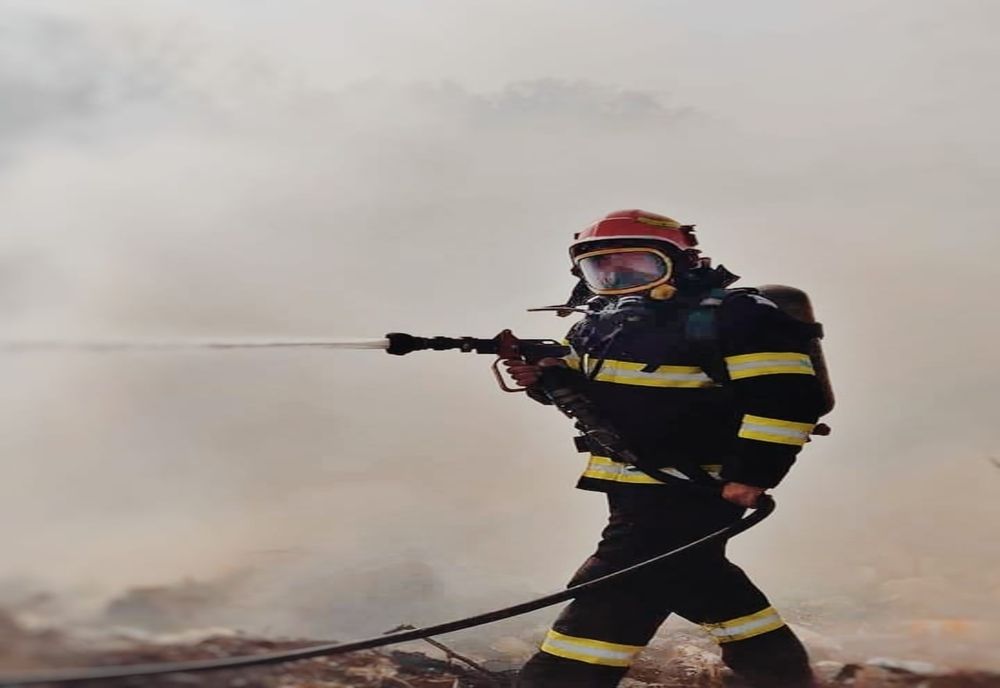 Din ce în ce mai multe incendii de vegetaţie uscată. Pompierii ameninţă cu sancţiuni