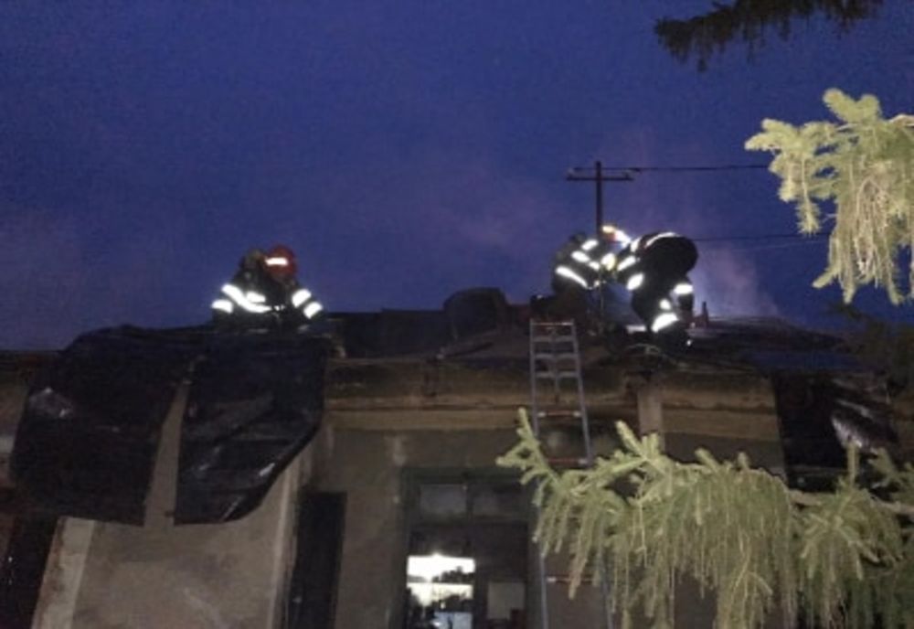 Incendiu la Dăița. Un bărbat a suferit arsuri la nivelul feței