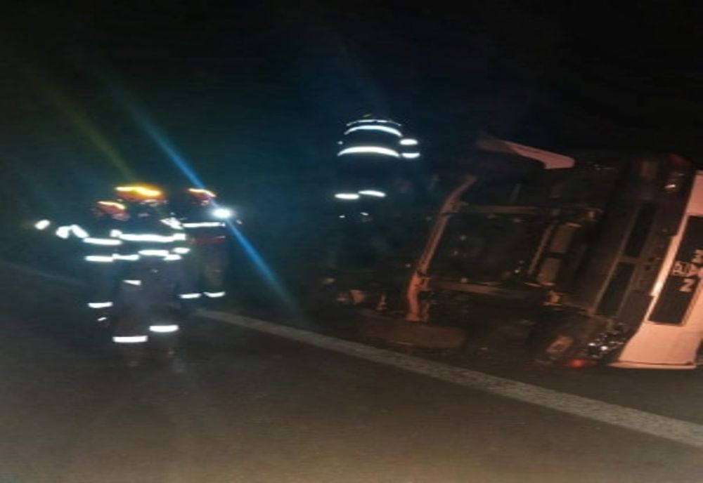 Un TIR încărcat cu stupi s-a răsturnat pe autostrada A1
