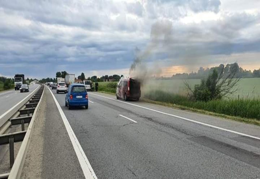 Microbuz în flăcări pe Autostrada A1 București-Pitești, la kilometrul 28