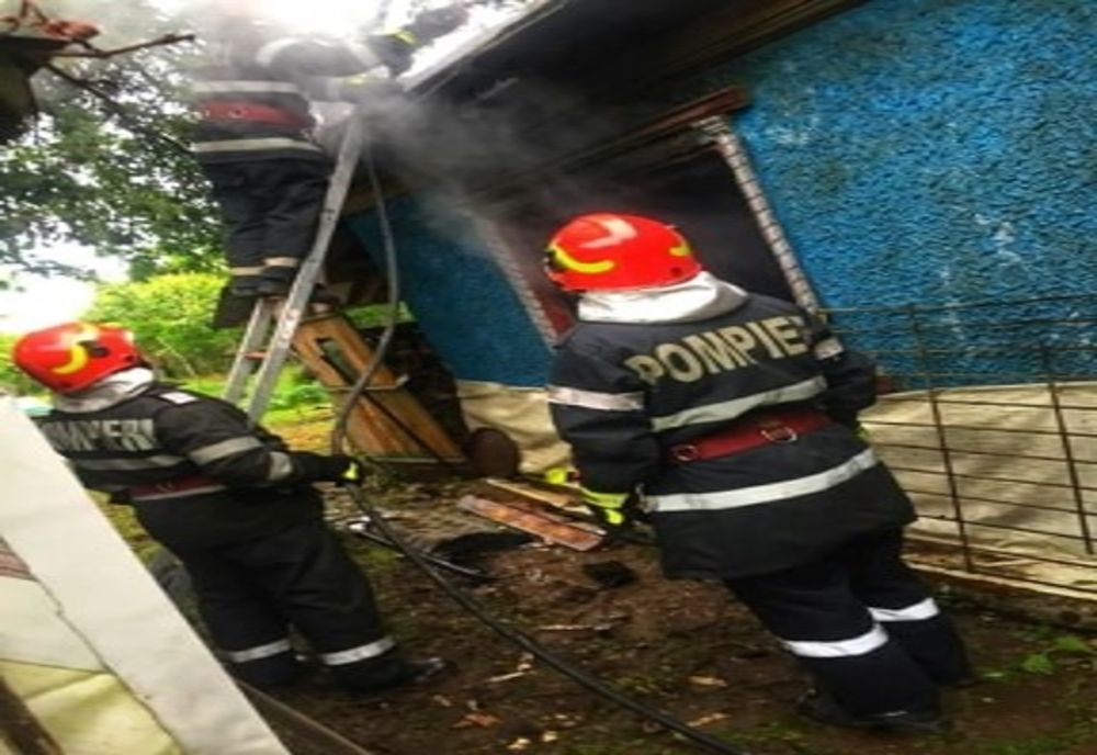Incendiu la o casă din localitatea Cămineasca cauzat de un scurtcircuit