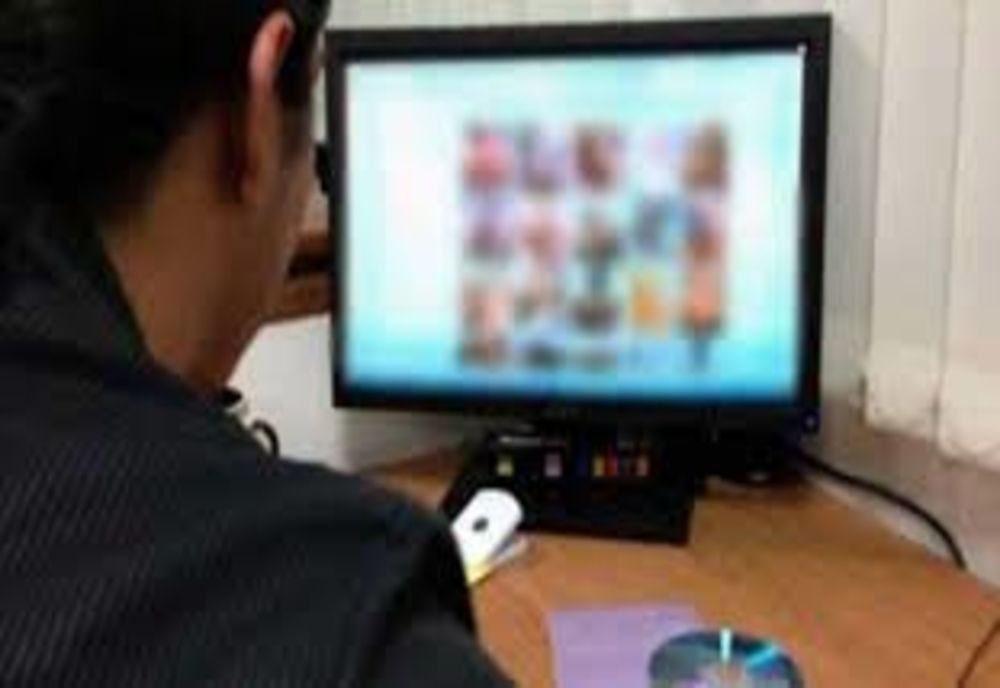 Tânăr de 19 ani, arestat preventiv după ce a constrâns un minor să întrețină relații sexuale cu el  