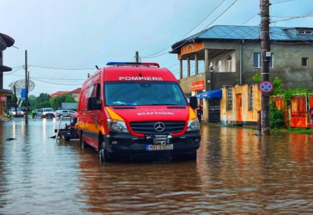Inundații în mai multe localități din județul Giurgiu, din cauza ploilor torențiale. Pompierii intervin