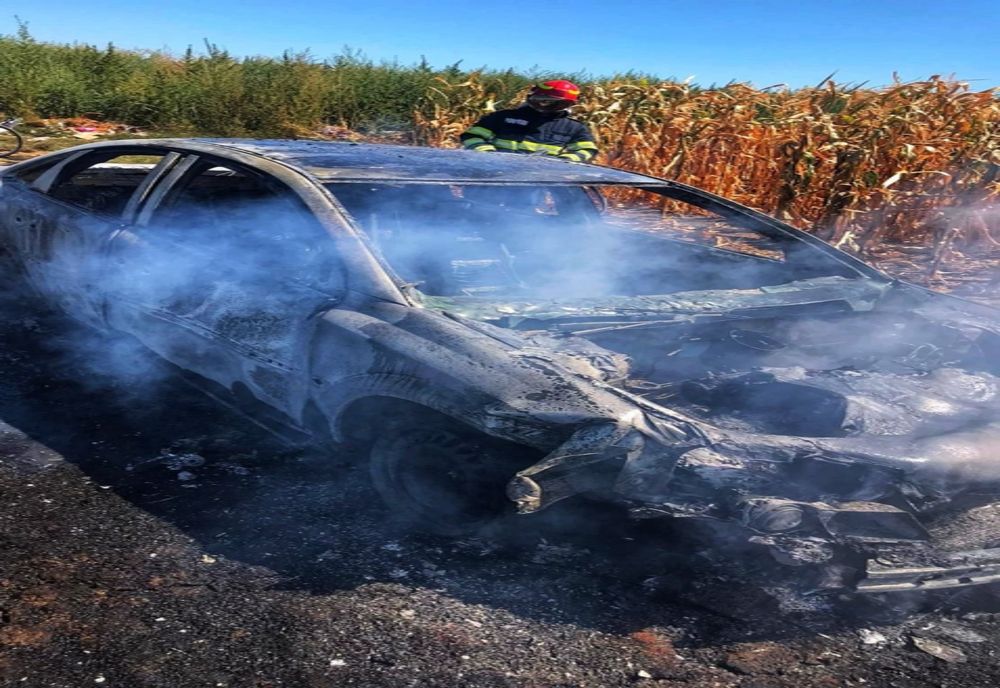 Un autoturism a ars în totalitate pe un câmp, la Băneasa