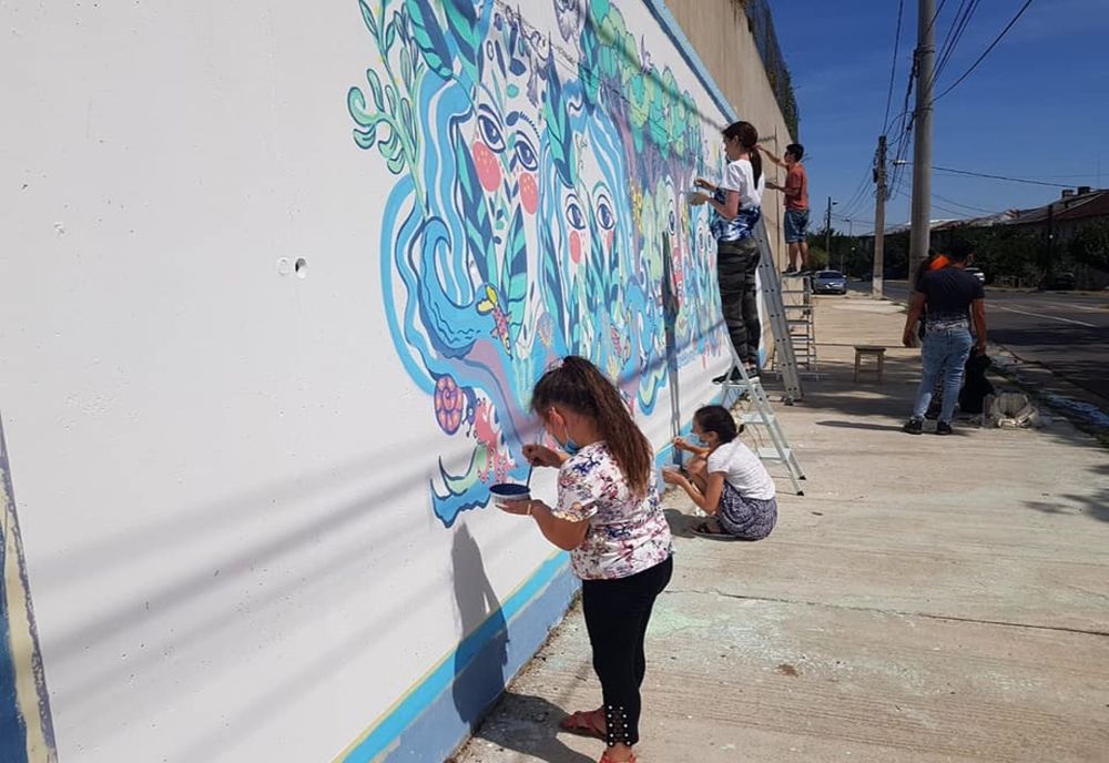 Pictură realizată de voluntari pe zidul unui cimitir din Giurgiu