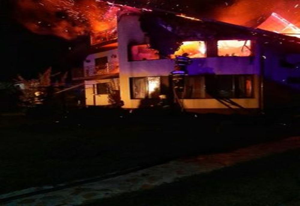 O vilă din Mihăilești a luat foc. Trei autospeciale de pompieri au intervenit