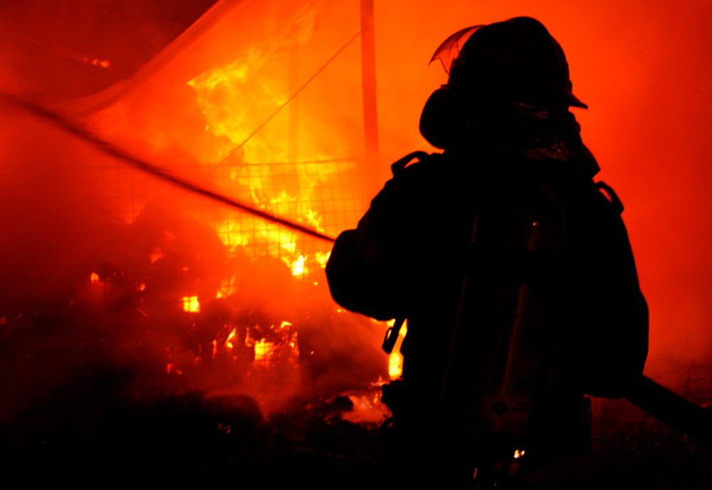 Incendiu puternic la un atelier auto din Giurgiu. Două echipaje de stingere au intervenit la fața locului