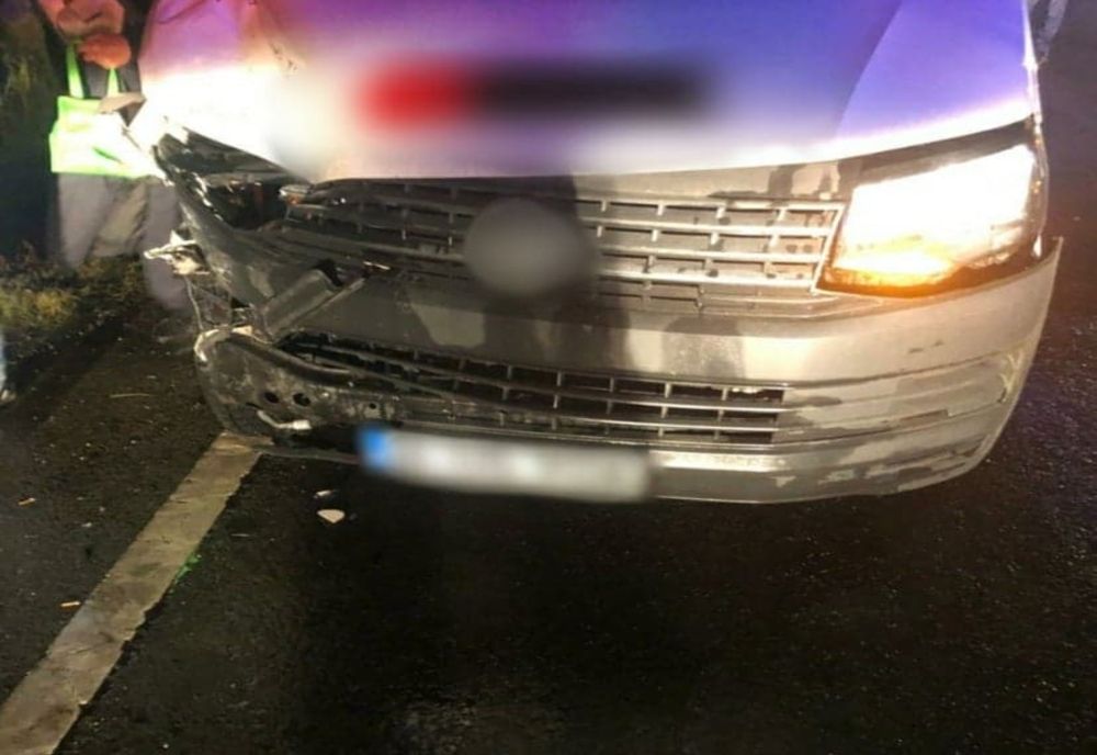 Impact între un microbuz și un autoturism pe DN5. Șase persoane au fost rănite