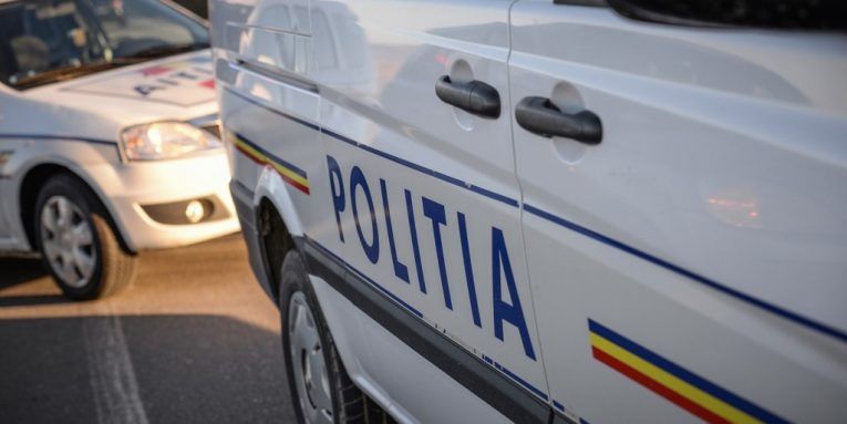 Amendat de polițiști pentru că a organizat o petrecere cu mai multe persoane în curte