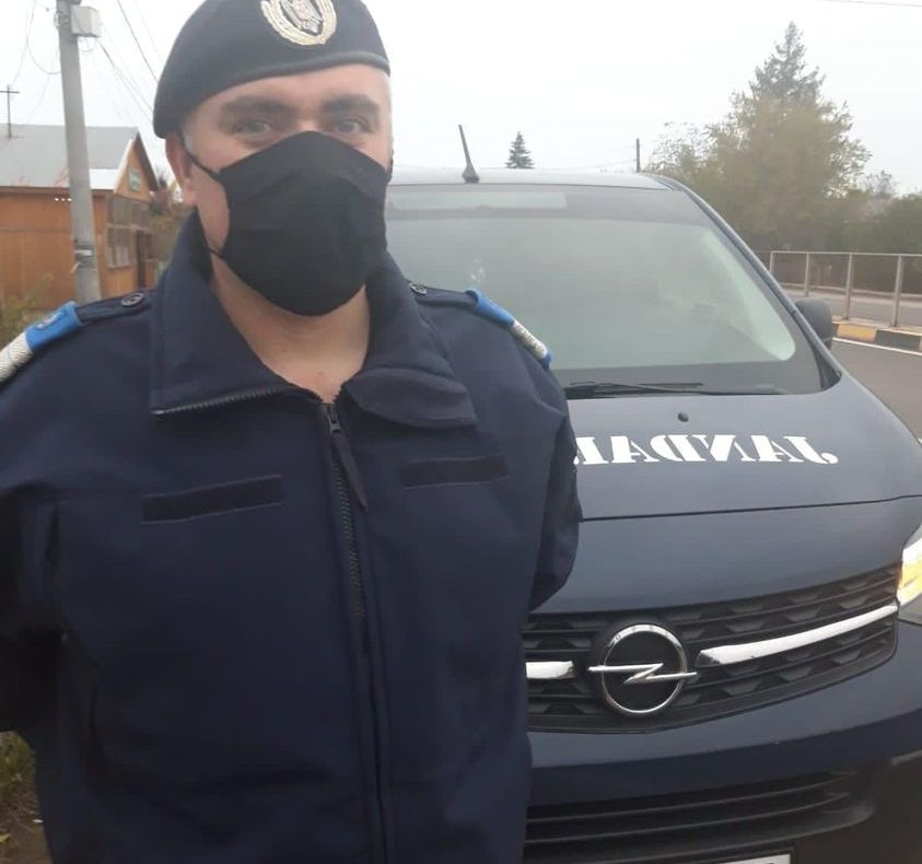 Un șofer bulgar a intrat cu autoturismul într-un gard, pe DN 5. Cine l-a scos din mașina la un pas să ia foc