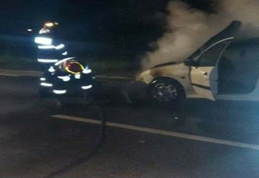 Autoturism în flăcări pe o stradă din Bolintin Vale. Șoferul s-a autoevacuat