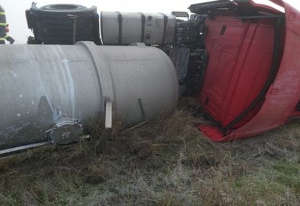 O cisternă cu sodă caustică s-a răsturnat în afara părții carosabile, pe DN 5B. Pompierii asigură zona