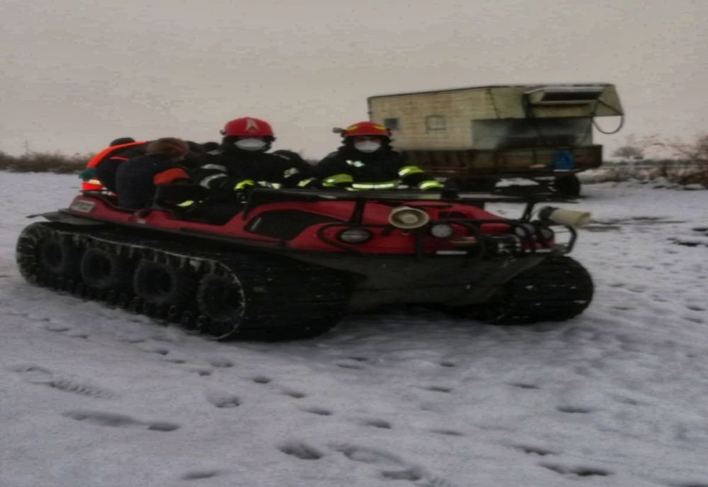 Tânăr de 27 de ani, căzut în zăpadă în apropierea bălții din Malu, salvat cu șenilata