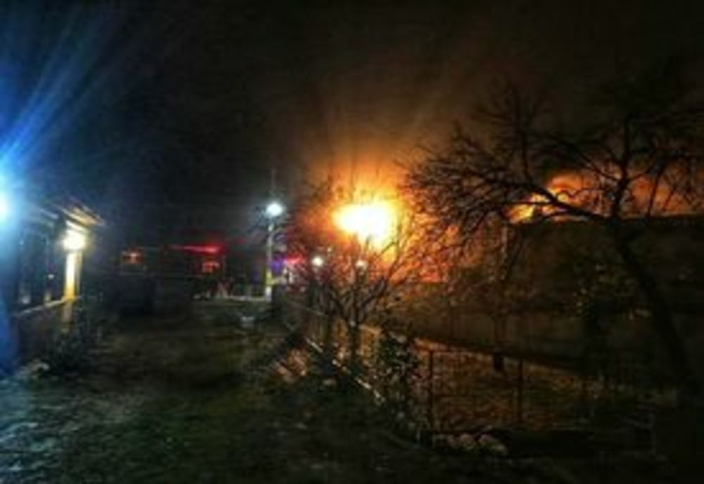 Gospodărie afectată de un incendiu, la Singureni. Patru autospeciale de stingere au intervenit la fața locului