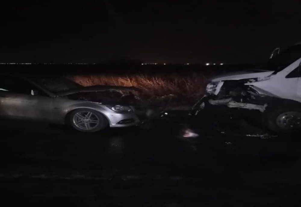 Impact devastator pe DJ 602, la Bâcu, între un autoturism și un microbuz. Șase persoane au fost transportate la spital