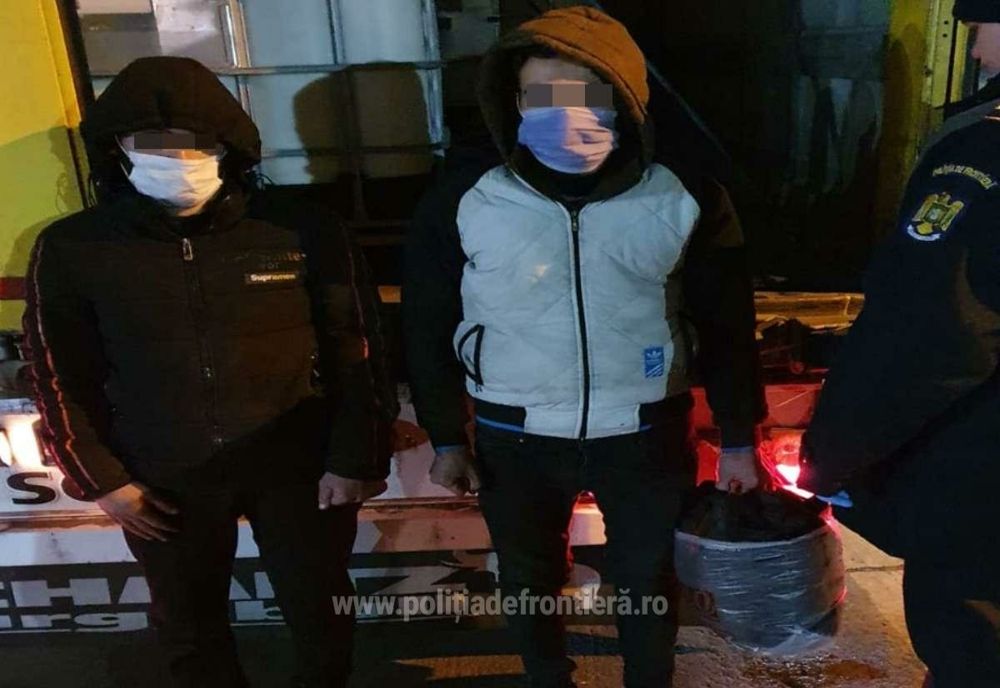 Doi cetățeni din Siria, descoperiți ascunși într-un autocamion încărcat cu adeziv, la P.T.F. Giurgiu