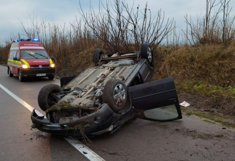 Mașină răsturnată pe carosabil, pe DJ 504. Șoferul, un bărbat de 80 de ani, a fost rănit