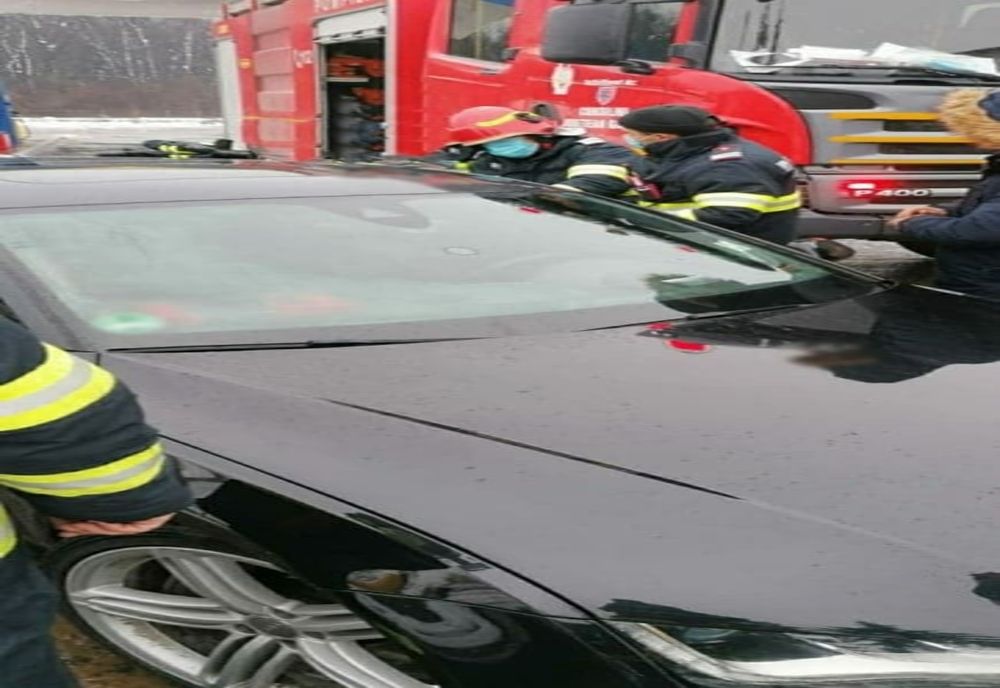 Copil de doi ani, din Bulgaria, rămas blocat în mașină, salvat de pompierii din Giurgiu