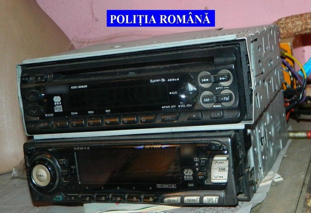 Trei minori prinși de polițiști din Giurgiu după ce au sustras casetofoane din microbuze