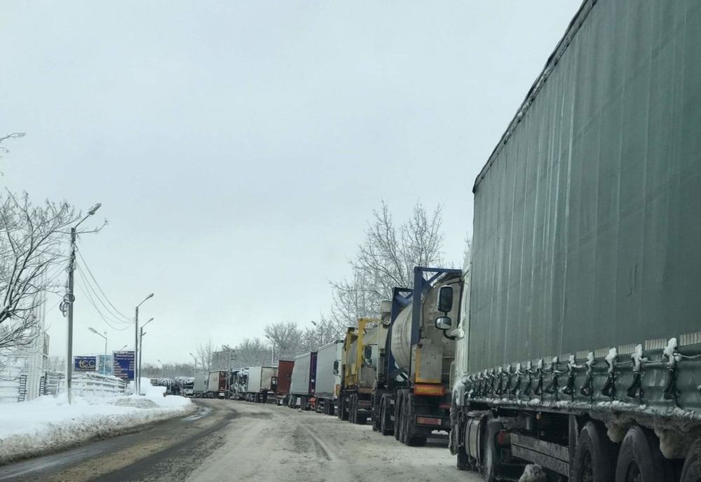 Șoferi de tiruri care staționează neregulamentar în Giurgiu, amendați de Poliția Locală